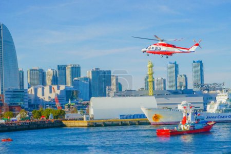 Feuerwehrboot und Katastrophenschutzhubschrauber. Drehort: Yokohama-Stadt Kanagawa Präfektur