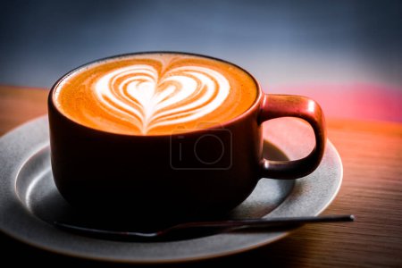 Téléchargez les photos : Latte art avec un cœur dessiné. Lieu de tournage : Minato -ku, Tokyo - en image libre de droit