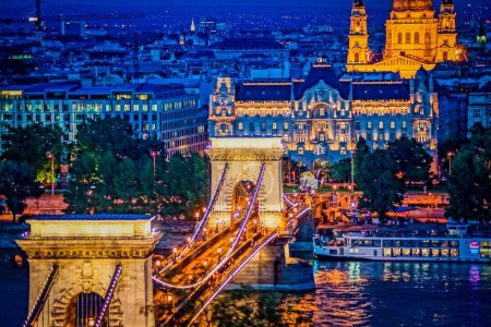 Budapest vista nocturna y puente de cadena. Ubicación del rodaje: Hungary, Budapest