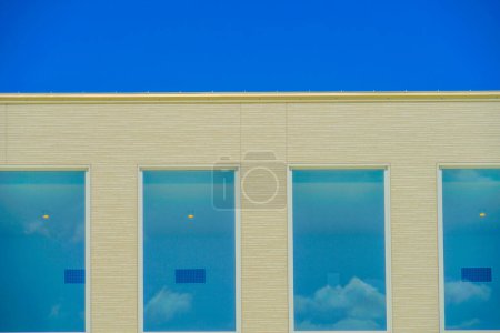 Cielo azul y ventanas de construcción. Ubicación del disparo: Koto-ku, Tokyo