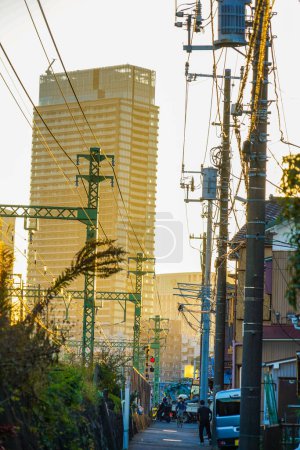 Sonnenuntergang und Telefonmast. Drehort: Kanagawa -ku, Yokohama