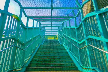 Verrostete Treppen und blaue Geländer. Drehort: Toshima -ku, Tokio