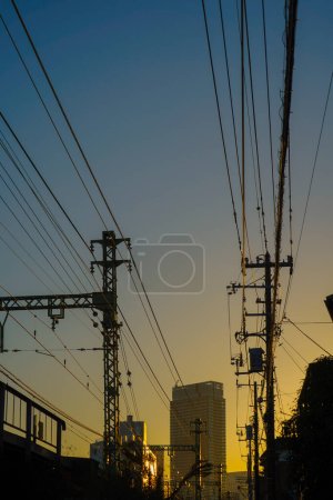 Eine Stadt, die von der untergehenden Sonne erleuchtet wird. Drehort: Kanagawa -ku, Yokohama