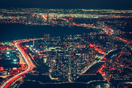 Das Stadtbild unter dem Nachthimmel. Drehort: Toronto