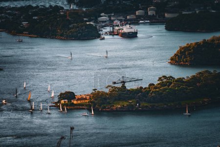 Foto de Sydney Harbor al anochecer. Ubicación del disparo: Australia, Sydney - Imagen libre de derechos