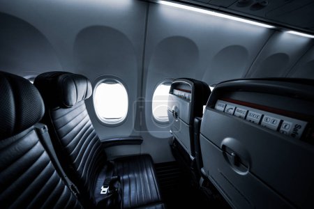 Sitze und Fenster im Flugzeug. Drehort: Melbourne