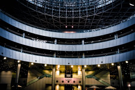 Kreisförmige Architektur der Stadt. Drehort: Koto -ku, Tokio