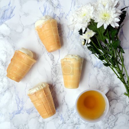 Téléchargez les photos : Crème glacée à la vanille blanche à la gaufre avec des fleurs - en image libre de droit