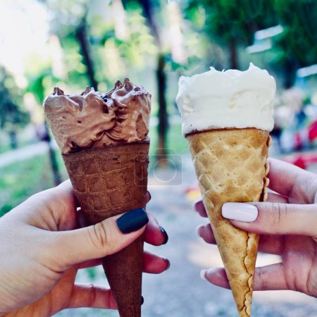 Foto de Manos sosteniendo helado en un cono de gofre - Imagen libre de derechos