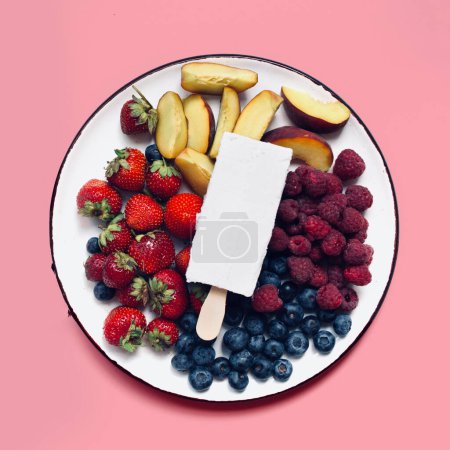 Foto de Helado blanco de vainilla con fresas, arándanos, melocotones y arándanos - Imagen libre de derechos