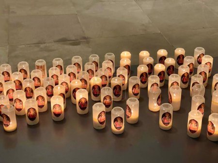 Foto de Lit votive candles with St. Willibrord picture in Echternach Basilica, Luxemburgo - 9 de noviembre de 2022 - Imagen libre de derechos
