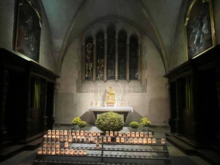 Foto de Virgen María - Consoladora Afflictorum - y el Niño Jesús con túnicas de seda dorada en una capilla dentro de la Basílica de San Willibrord. Echternach, Luxemburgo - 9 de noviembre de 2022 - Imagen libre de derechos