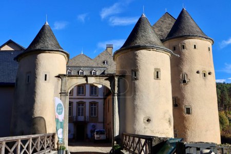 Téléchargez les photos : Portes d'entrée du château - pont, trois tours et bâtiments. Bourglinster, Luxembourg - 13 novembre 2022 - en image libre de droit