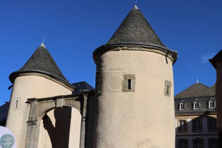 Téléchargez les photos : Portes d'entrée du château - pont, trois tours et bâtiments. Bourglinster, Luxembourg - 13 novembre 2022 - en image libre de droit
