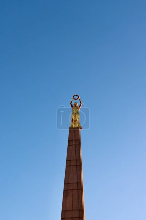 Foto de Golden Lady - Gelle Fra - Monumento al Recuerdo en el soleado día de invierno y el cielo azul. Luxemburgo, Luxemburgo - 17 de diciembre de 2022 - Imagen libre de derechos