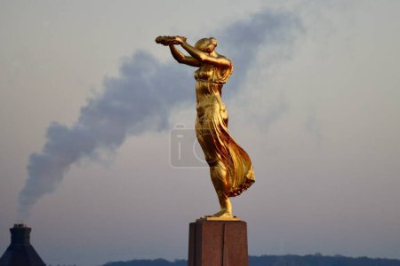 Foto de Golden Lady - Gelle Fra - Monumento al Recuerdo, vista aérea en invierno con humo de la chimenea detrás. Luxemburgo, Luxemburgo - 21 de diciembre de 2022. - Imagen libre de derechos
