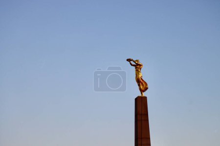 Foto de Golden Lady - Gelle Fra - Monumento al Recuerdo, foto de la hora azul. Luxemburgo, Luxemburgo - 21 de diciembre de 2022. - Imagen libre de derechos
