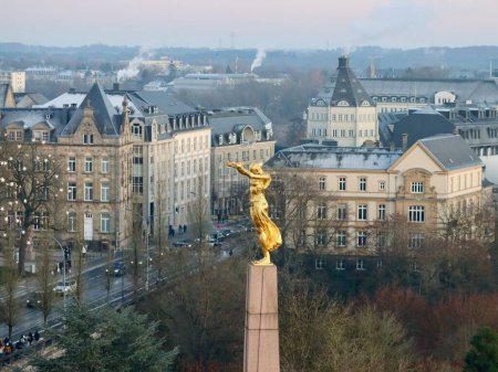 Foto de Golden Lady - Gelle Fra - Monumento al Recuerdo, vista aérea en invierno. Luxemburgo, Luxemburgo - 21 de diciembre de 2022. - Imagen libre de derechos