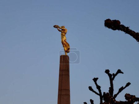Foto de Golden Lady - Gelle Fra - Monumento al Recuerdo, vista en invierno. Luxemburgo, Luxemburgo - 21 de diciembre de 2022. - Imagen libre de derechos