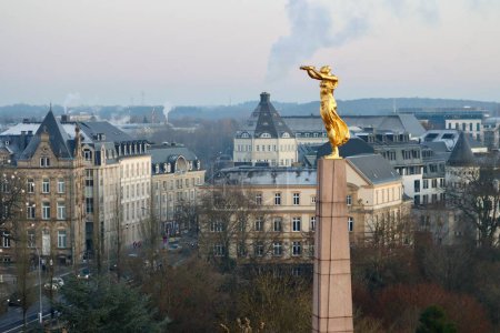 Foto de Golden Lady - Gelle Fra - Monumento al Recuerdo, vista aérea en invierno. Luxemburgo, Luxemburgo - 21 de diciembre de 2022. - Imagen libre de derechos