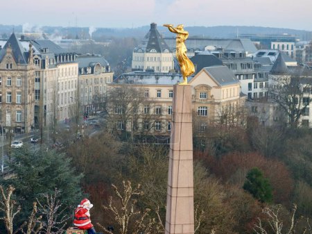 Foto de Golden Lady - Gelle Fra - Monumento al Recuerdo, vista aérea en Navidad con la figura de Santa Claus en la parte inferior. Luxemburgo, Luxemburgo - 21 de diciembre de 2022. - Imagen libre de derechos