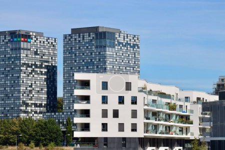 Foto de Affordable housing project and RTL broadcasting company office towers behind it. Avalon, Kirchberg, Luxembourg - September 12, 2022. - Imagen libre de derechos