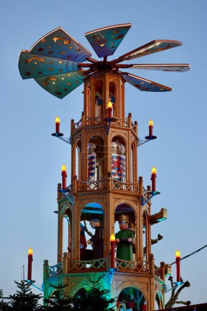 Kerzenkarussell - überdimensionale deutsche Dekorationspyramide auf dem Weihnachtsmarkt mit dem Wappen des Roten Löwen. 