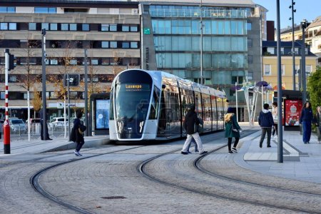 Téléchargez les photos : Nouveau tramway très moderne, grande capacité, confortable, rapide, direction Luxexpo, à l'arrêt par Glacis. Luxembourg, Luxembourg - 10 octobre 2022 - en image libre de droit