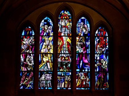 Foto de Moderna vidriera en Echternach St. Willibrord Basílica iglesia mostrando obispos y personas rezando. Luxemburgo, Echternach - 10 de abril de 2023 - Imagen libre de derechos