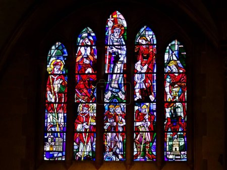 Foto de Moderna vidriera en Echternach St. Willibrord Basílica iglesia mostrando reyes y cardenales. Luxemburgo, Echternach - 10 de abril de 2023 - Imagen libre de derechos