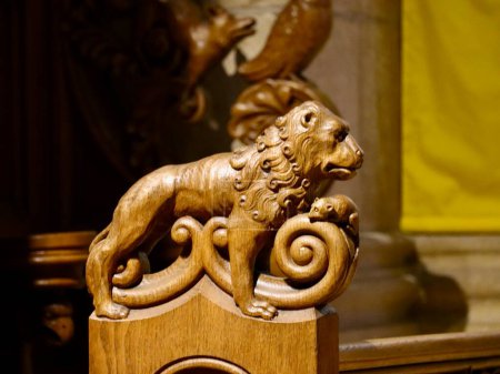Foto de Tallados tradicionales en madera en la decoración interior de la Basílica de San Willibrord: León y ratón. Echternach, Luxemburgo - 10 de abril de 2023 - Imagen libre de derechos