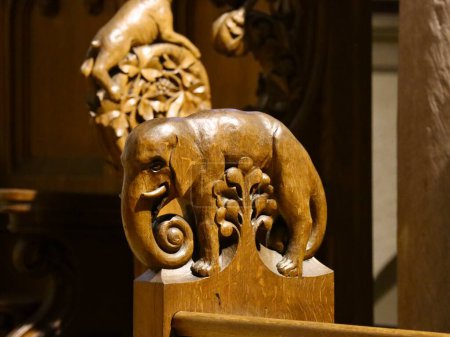Foto de Tallados tradicionales en madera en la decoración interior de la Basílica de San Willibrord: Elefante y árbol. Echternach, Luxemburgo - 10 de abril de 2023 - Imagen libre de derechos