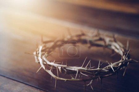 Téléchargez les photos : Gros plan de la couronne d'épines de Jésus sur une table en bois peut être utilisé pour le concept chrétien, concept de Pâques avec espace de copie - en image libre de droit