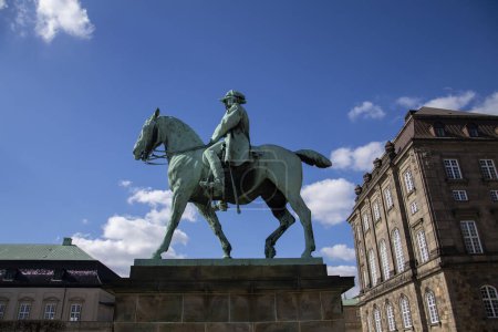 Téléchargez les photos : La statue équestre du roi Frédéric VII devant Christiansborg, Copenhague, Danemark - en image libre de droit