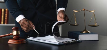 Téléchargez les photos : Gros plan avocat homme d'affaires travaillant ou lisant le livre de droit dans le lieu de travail de bureau pour consultant avocat concept
... - en image libre de droit