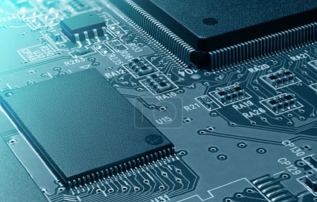 Foto de Primer plano de la placa de circuito impreso con procesador, circuitos integrados y muchos otros componentes eléctricos pasivos montados en la superficie. - Imagen libre de derechos