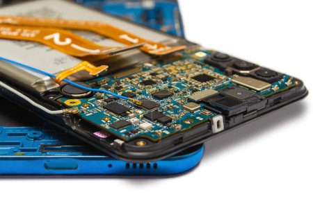 Hauptgehäuse und Rückseite des zerlegten blauen Smartphones isoliert auf weißem Hintergrund Nahaufnahme