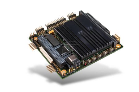 Primer plano de un módulo de CPU PC / 104 + integrado con chips y conectores integrados, aislado sobre un fondo blanco.