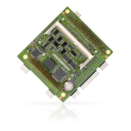 Primer plano de un módulo de CPU PC / 104 + integrado con chips y conectores integrados, aislado sobre un fondo blanco.