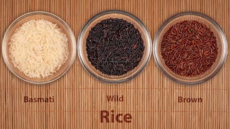 Téléchargez les photos : Trois bols transparents présentent différentes variétés de riz - Basmati, Wild et Brown. L'assortiment représente divers grains utilisés dans la cuisine internationale. - en image libre de droit