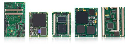 Colección de diferentes tipos de módulos de CPU integrados con chips y conectores integrados, aislados sobre un fondo reflectante blanco.