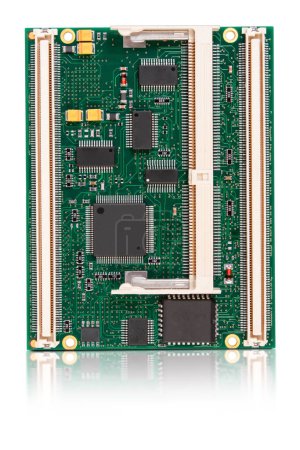 Primer plano de un módulo de CPU integrado con chips y conectores integrados, aislado sobre un fondo blanco con reflexión.