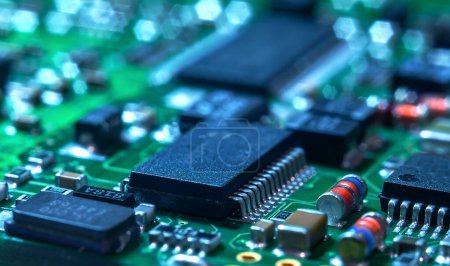 Primer plano de la placa de circuito impreso con procesador, circuitos integrados y muchos otros componentes eléctricos pasivos montados en la superficie.