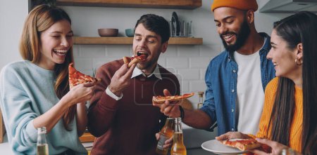 Foto de Grupo de jóvenes felices comiendo pizza mientras disfrutan del tiempo de diversión juntos - Imagen libre de derechos