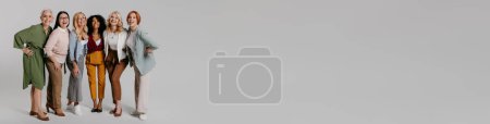 Téléchargez les photos : Groupe multi-ethnique de femmes mûres heureuses collant sur fond gris - en image libre de droit