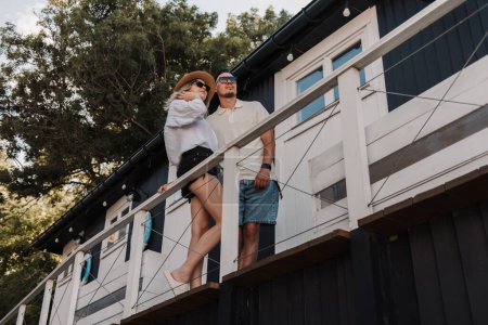 Téléchargez les photos : Jeune couple romantique collage tout en passant du temps sur la terrasse de la maison ensemble - en image libre de droit