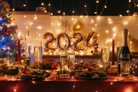 Téléchargez les photos : Pas de personnes prises de vue de table de vacances décorées avec des ornements de Noël et 2024 numéros sur fond - en image libre de droit