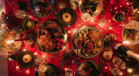 Foto de Top view ninguna gente toma de vacaciones mesa de Navidad con variedad de alimentos y ambiente acogedor de Nochevieja - Imagen libre de derechos