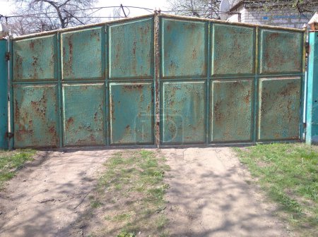 Téléchargez les photos : Vieille porte d'entrée verte rouillée - en image libre de droit