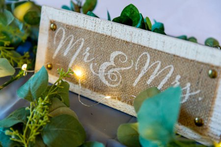 Téléchargez les photos : M. et Mme signe de mariage à la table de tête d'une réception de mariage. - en image libre de droit